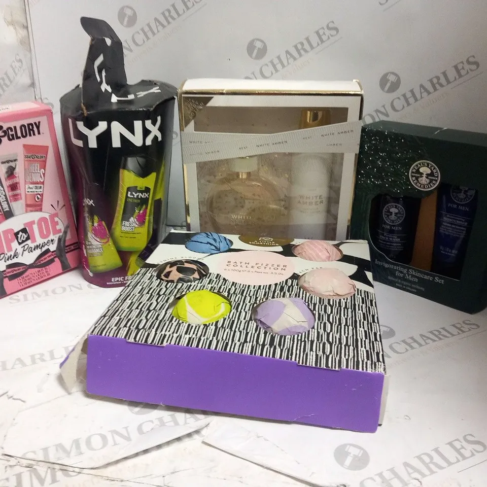 APPROXIMATELY 20 ASSORTED COSMETIC GIFT SETS 