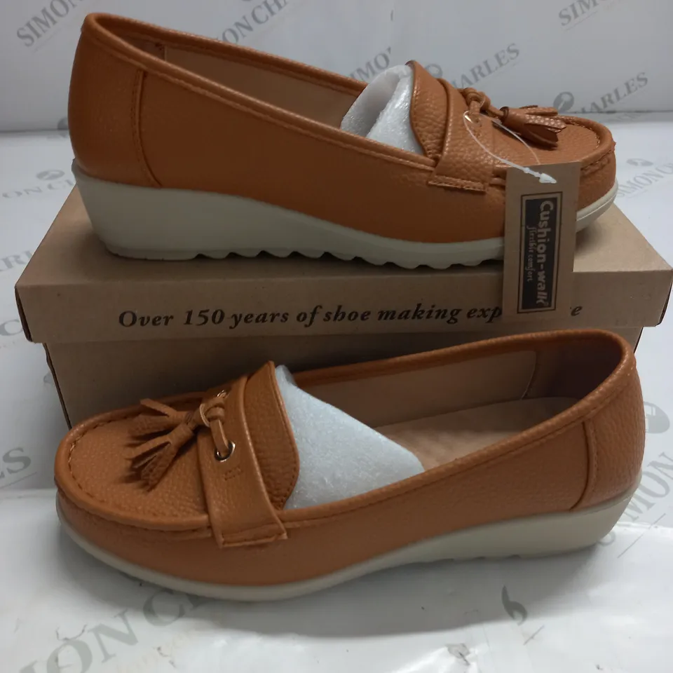 BOXED PAIR OF CUSHION WALK TASSLE SLIDE ON SHOES IN TAN - 5