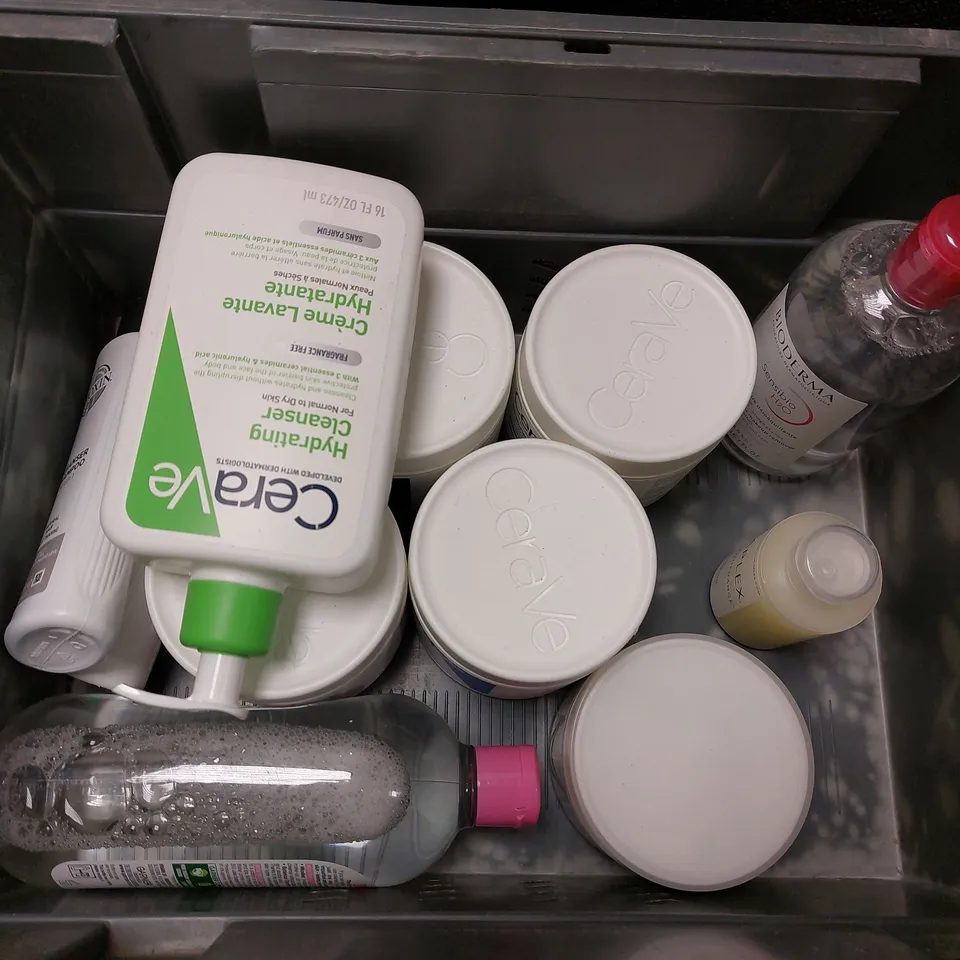 BOX OF APPROX 10 COSMETIC ITEMS TO INCLUDE CERAVE SMOOTHING CLEANSER, CERAVE HYDRATING CLEANSER, OLAPLEX BOND MAINTENANCE SHAMPOO