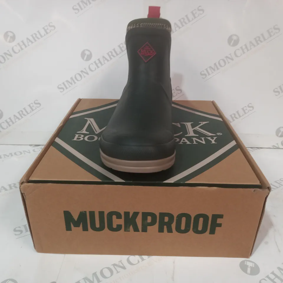 BOXED PAIR OF MUCK MOAW300 BOOTS IN GREEN UK SIZE 6