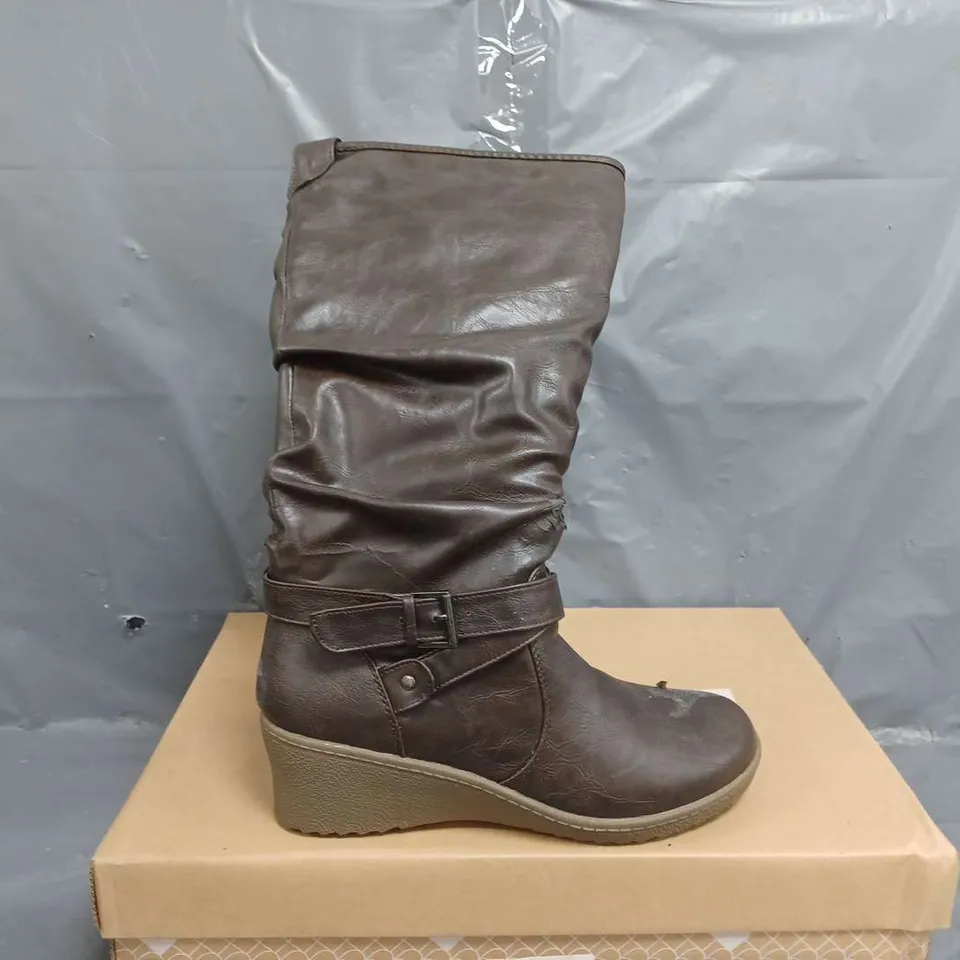 8 BOXED BARRATTS STRAP AND ROUCHE WEDGE HIGH LEG VIXEN BOOTS - SIZE 5