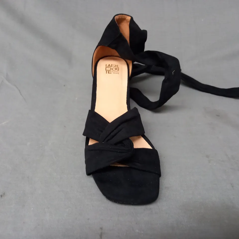 BOXED PAIR OF DESIGNER OPEN TO BLOCK HEEL SANDALS IN BLACK EU SIZE 41