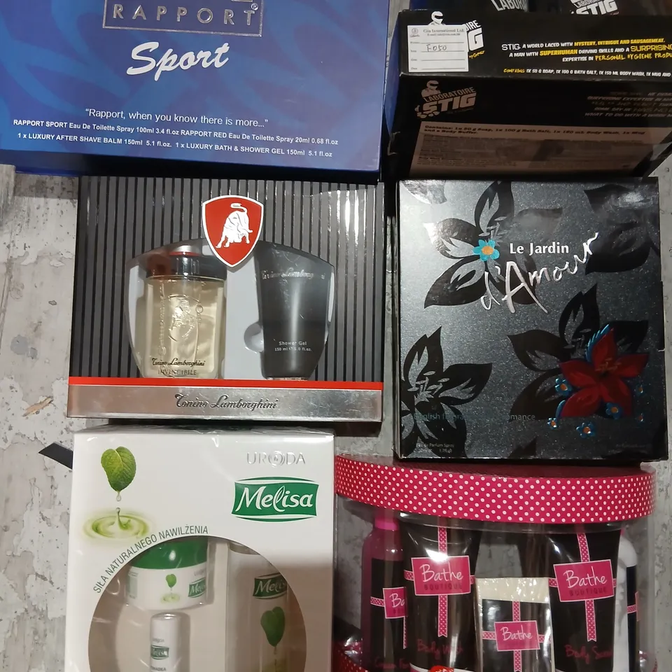 APPROXIMATELY 15 ASSORTED HEALTH AND BEAUTY GIFT SETS TO INCLUDE; RAPPORT, LAMBORGINI, THE STIG AND LE JARDIN