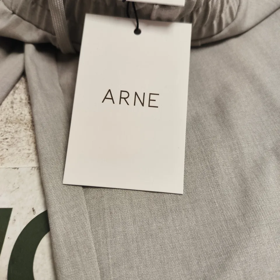 ARNE ESSENTIAL DRAWSTRING TAILORED TROUSERS – STONE, UK SIZE M REG
