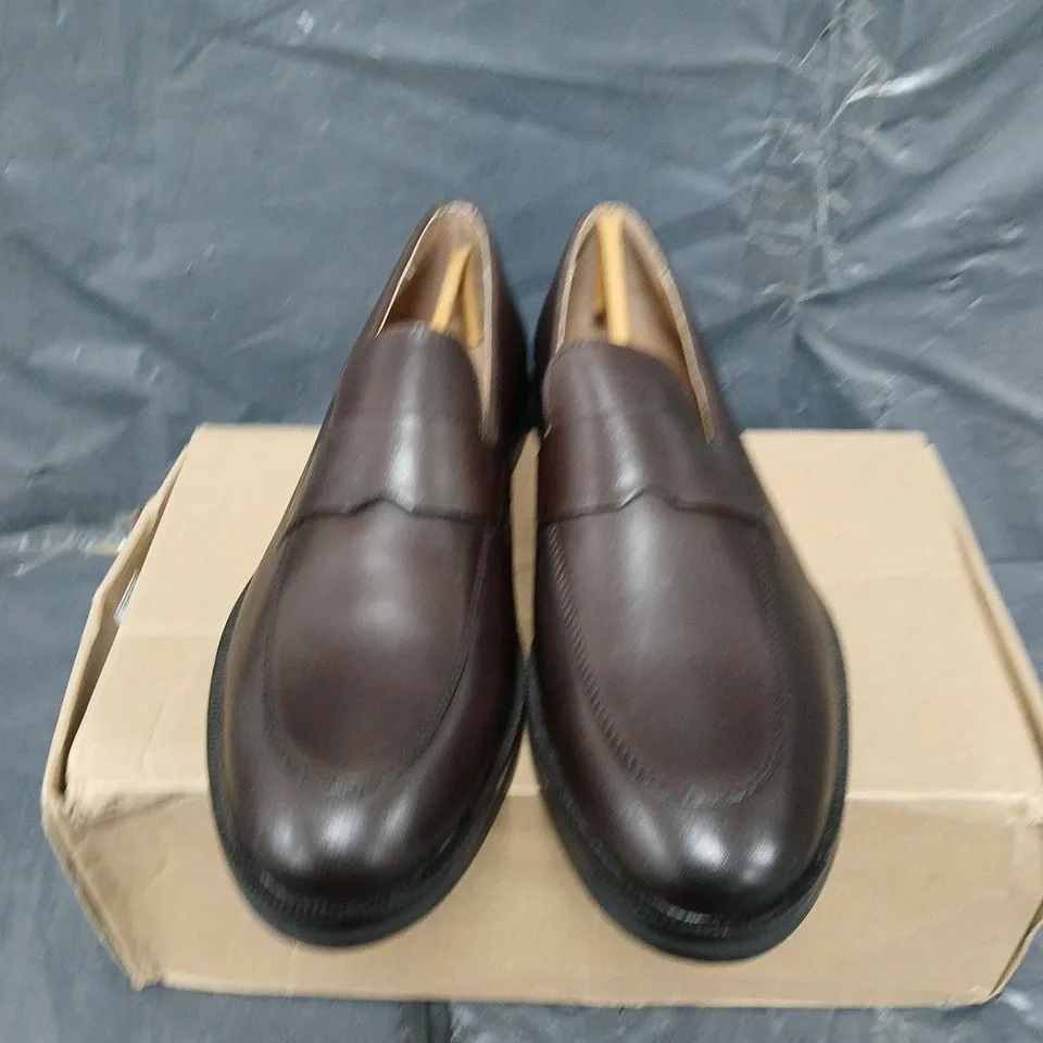 BOXED PAIR OF MOSS BROWN MODERN LEATHER LOAFERS - UK SIZE 9