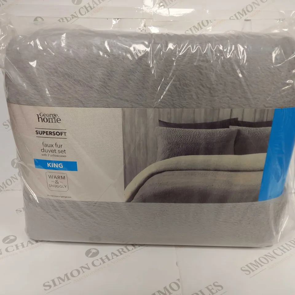 BRAND NEW SUPERSOFT FAUX FUR DUVET SET WITH 2 PILLOW CASES IN GREY & WHITE - KING SIZE