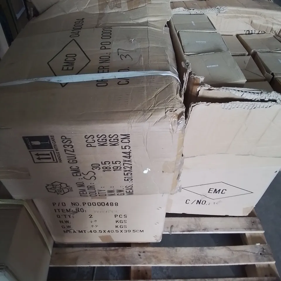 PALLET OF APPROXIMATELY 100 ASSORTED EMCOLITE LIGHTING TO INCLUDE - 31029 PISTON FITTING , Z SPOTLIGHT , MR16DOWNLIGHT ETC COLLECTION ONLY