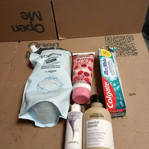 TOTE OF APPROXIMATELY 22 ASSORTED COSMETIC ITEMS TO INCLUDE COLGATE MAX WHITE XL, SOAP AND GLORY BODY WASH, L'OREAL ABSOLUT REPAIR, HAND SOAP REFILL ETC