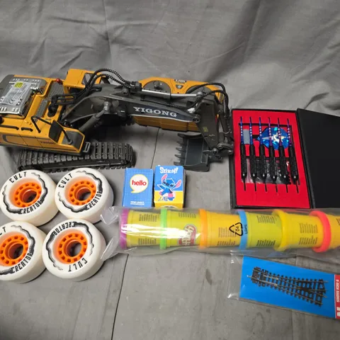 ASSORTED CHILDREN'S TOYS & HOBBY ITEMS TO INCLUDE YIGONG YELLOW TOY EXCAVATOR