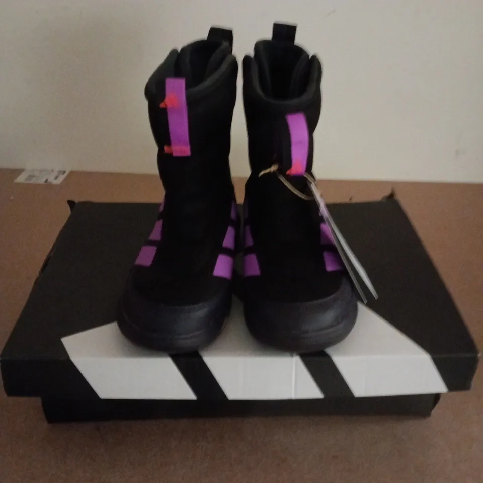 BOXED PAIR OF ADIDAS WINTERPLAY CHILDRENS BOOTS IN BLACK - UK 13.5