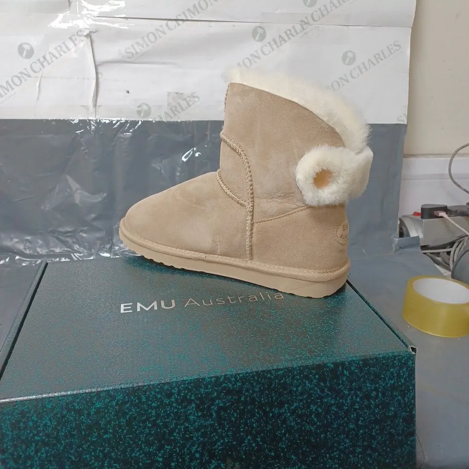 BOXED PAIR OF EMU AUSTRALIA SHEEPSKIN ANKLE HIGH BOOTS - TAN - SIZE 7 UK