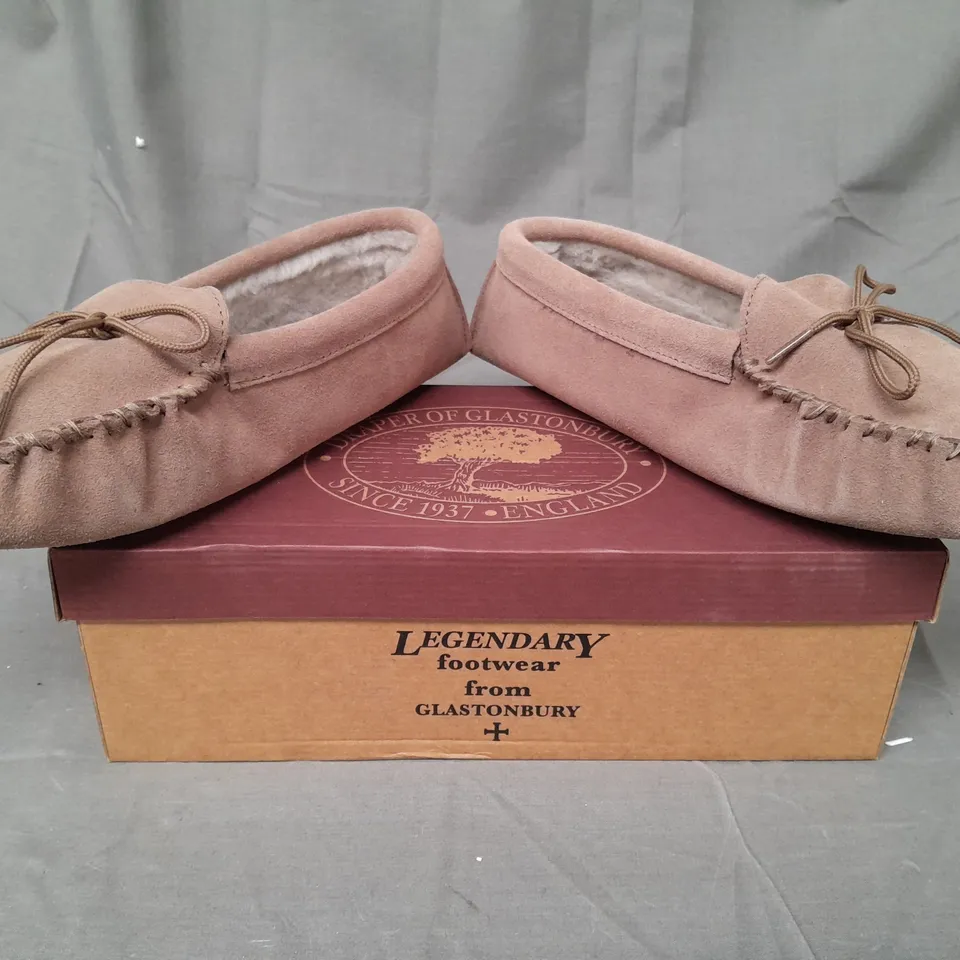 BOXED PAIR OF DRAPER OF GLASTONBURY SLIPPERS IN BROWN SIZE 9