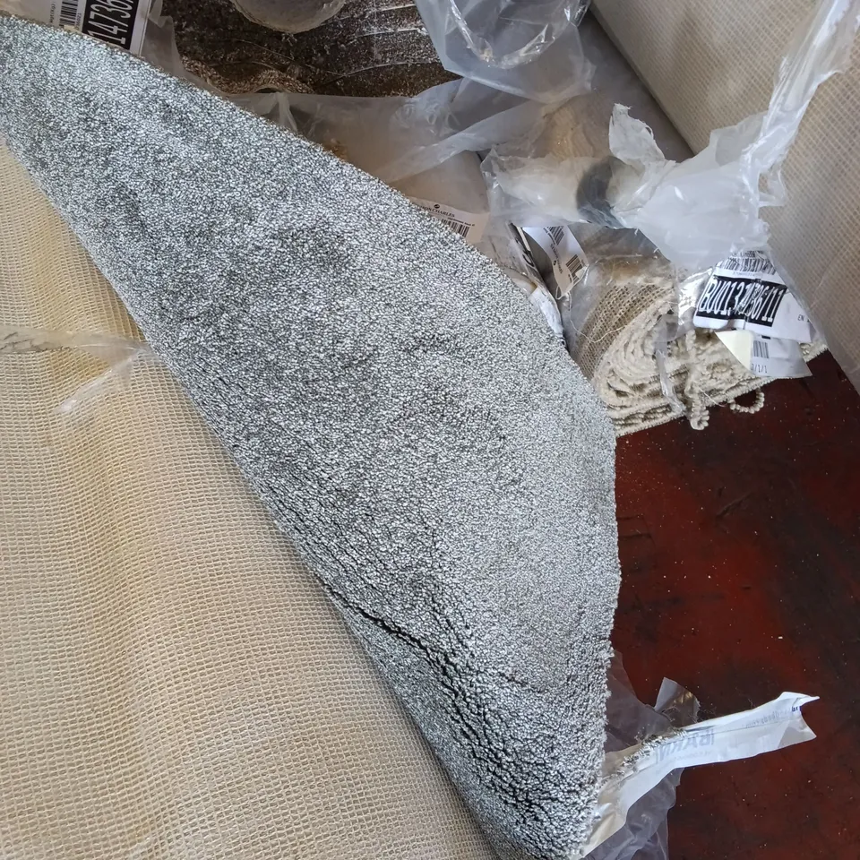 ROLL OF QUALITY ADDICTION LICHEN CARPET //APPROX SIZE: 5.00 X 11.35m