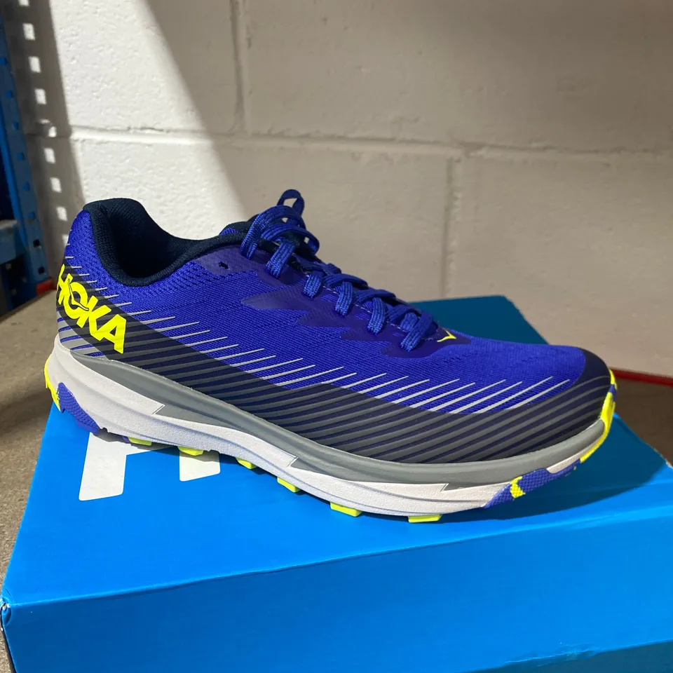 BOXED PAIR OF HOKA M TORRENT 2 BLUE TRAINERS SIZE 9.5