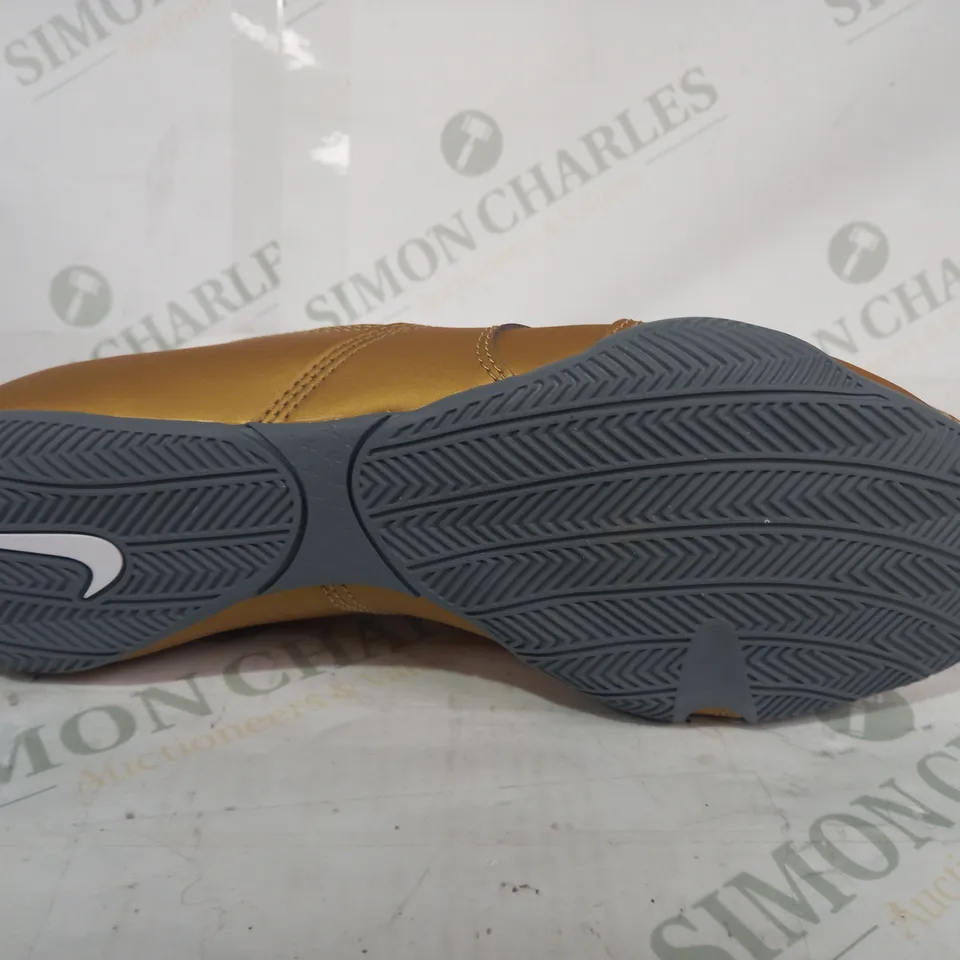 BOXED PAIR OF nike HYPERKO SHOES IN WHITE/METALLIC GOLD SIZE 8.5