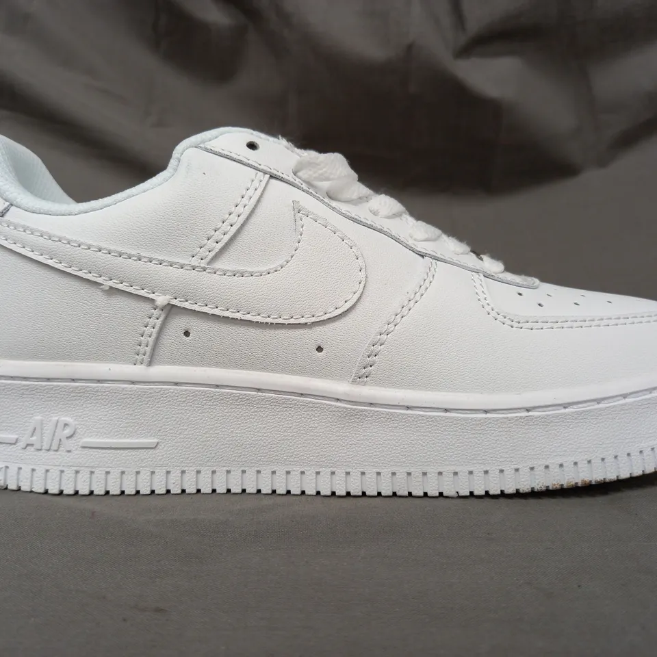 PAIR OF NIKE AIR FORCE 1 SHOES IN WHITE UK SIZE 4.5