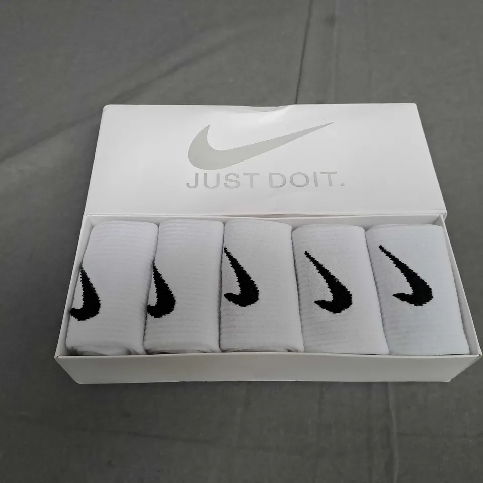 BOXED NIKE WHITE SET OF 5 SOCKS - SIZE UNSPECIFIED 