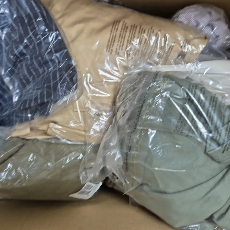 BOX OF APPROXIMATELY 20 ASSORTED HOUSEHOLD AND FASHION ITEMS IN VARIOUS STYLES, SIZES, AND COLOURS - COLLECTION ONLY