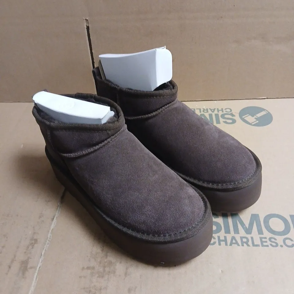 UGG WOMEN'S SUEDE BOOTS IN CANVAS BAG SIZE 37 BOXED