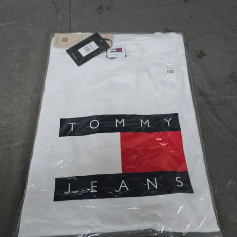 TOMMY JEANS SKATE FLAG TEE WHITE β SIZE L