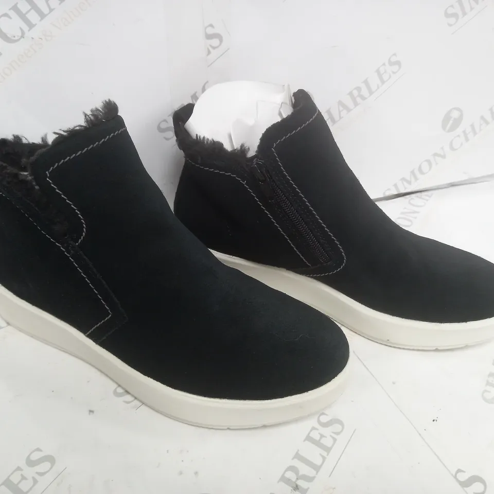 CLARKS CLACK TRAINER SIZE 5