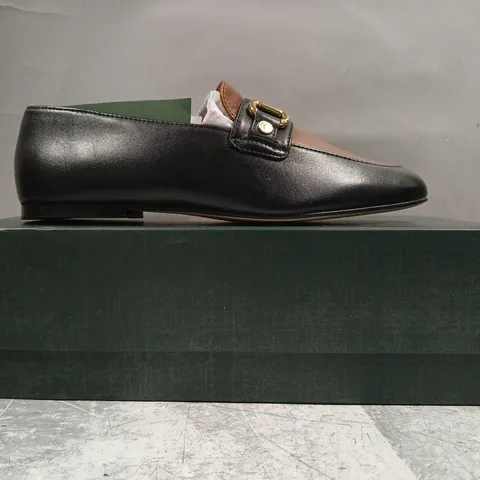 BOXED PAIR OF HOLLAND COOPER HARVARD HORSEBIT LOAFERS IN BLACK/TAN SIZE 6