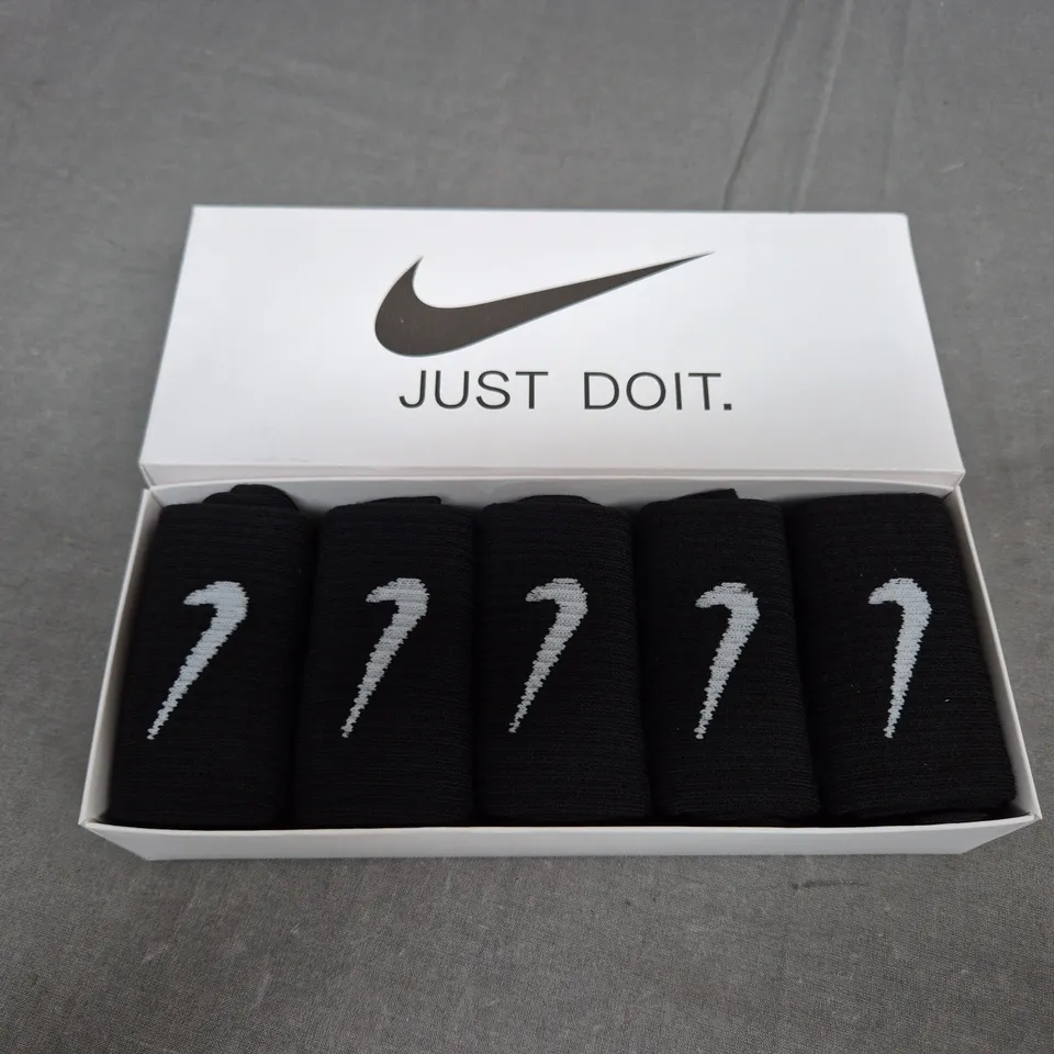 PACK OF 5 BLACK NIKE SOCKS - SIZE UNSPECIFIED