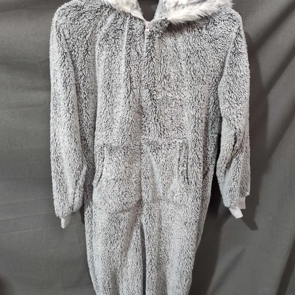 BOX OF APPROXIMATELY 20 ASSORTED ITEMS TO INCLUDE: JEAN SHORTS AND FLUFFY ONEZIE 