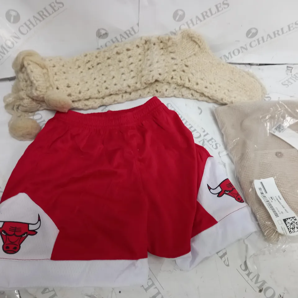 lot of clothes approximately 20 items to include t-shirts, polo shirt, shorts, hats etc