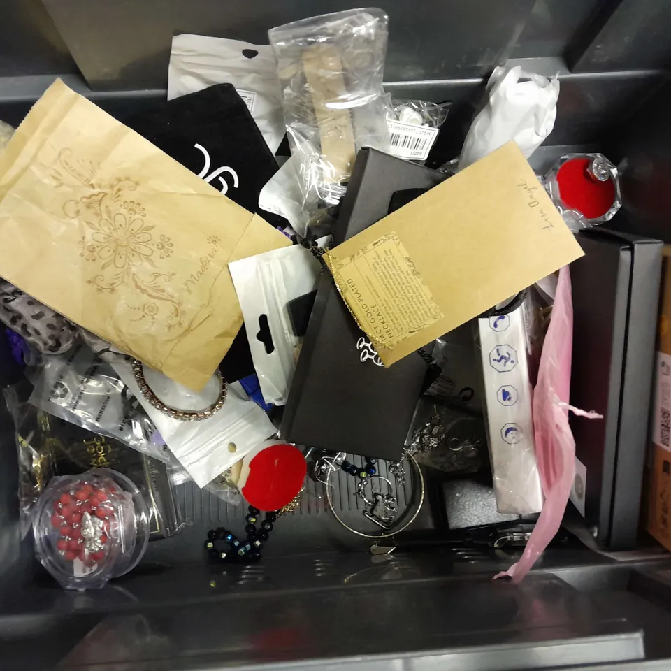 LARGE QUANTITY OF ASSORTED JEWELLERY TO INCLUDE: NECKLACES, RINGS, WATCHES AND EARRINGS