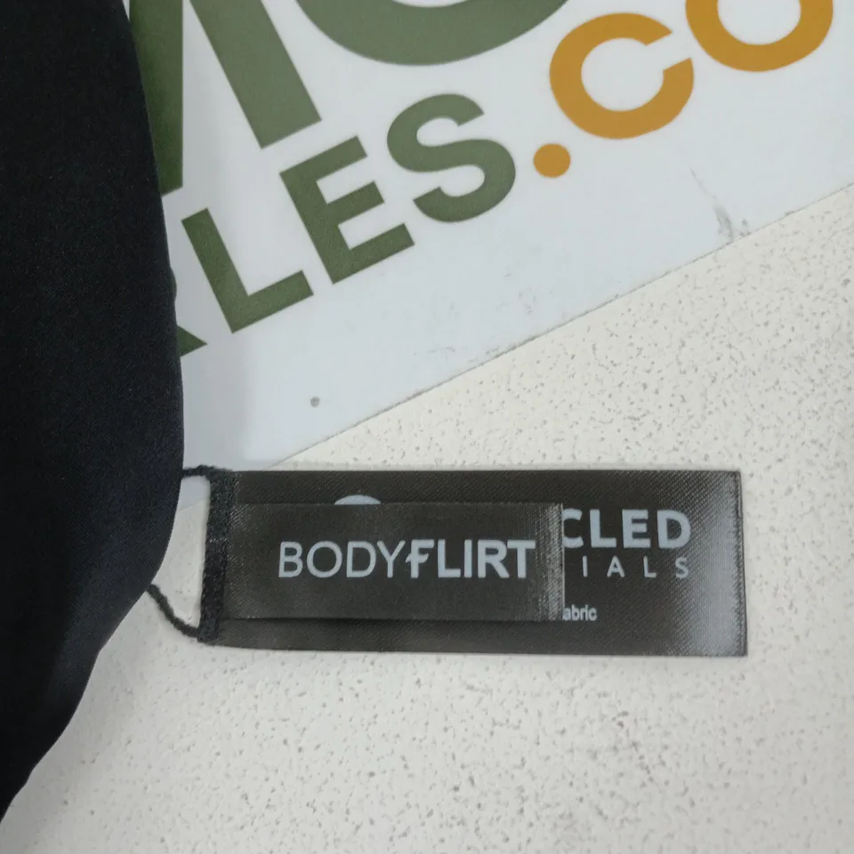 BODYFLIRT ORIGINALS BLACK TRIANGLE BIKINI TOP – UK 18 (EU 44)