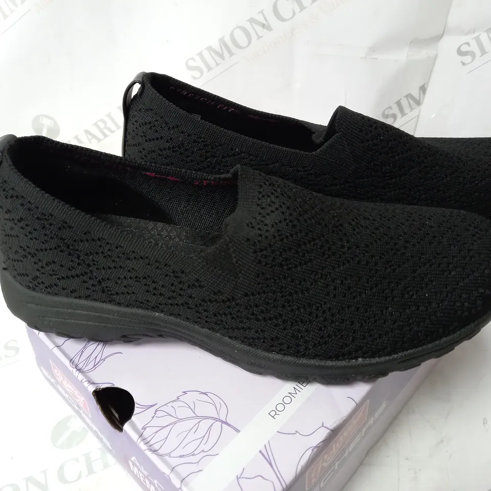 BOXED BLACK SKECHERS SIZE 3.5