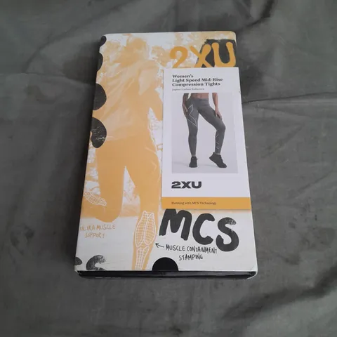 BOXED 2XU WOMENS LIGHT SPEED MID RISE COMPRESSION TIGHTS IN JUPITER/CARBON REFLECTIVE SIZE M