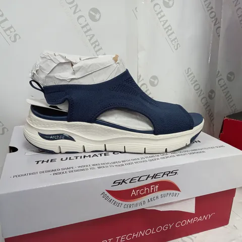 BOXED PAIR OF SKECHERS CITY CATCH SANDALS IN NAVY SIZE 5