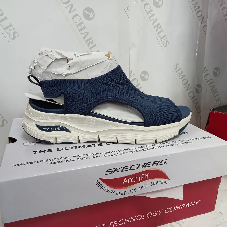 BOXED PAIR OF SKECHERS CITY CATCH SANDALS IN NAVY SIZE 5