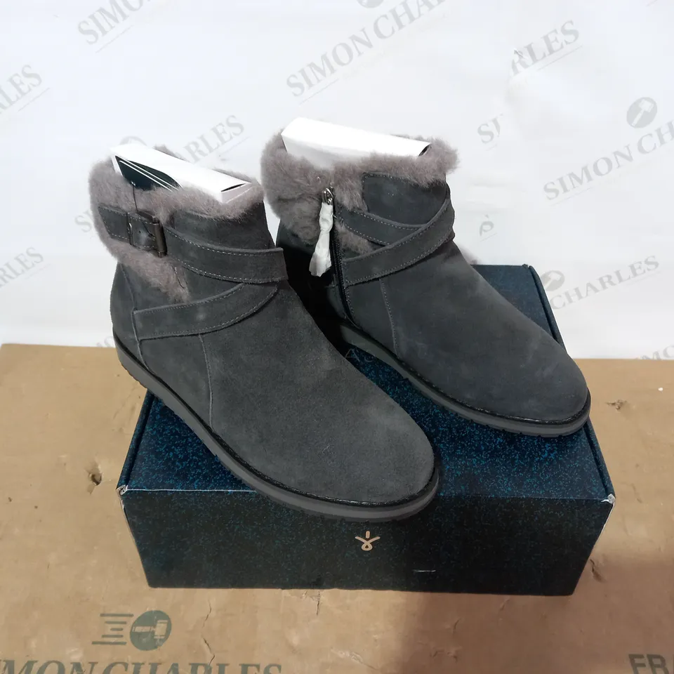 BOXED PAIR OF EMU AUSTRALIA BOOTS - SIZE 9