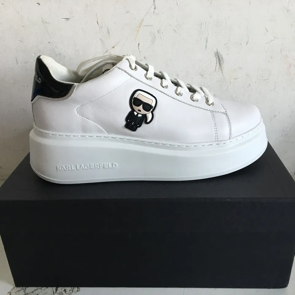 BOXED PAIR OF SIZE 8 KARL LAGERFIELD WHITE LACEUP PLATFORM IKONIC LOW SHOES