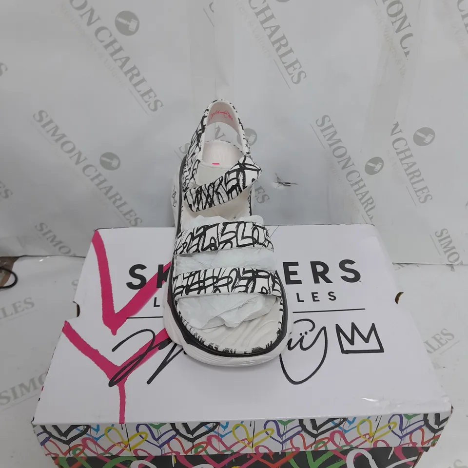 BOXED PAIR OF SKETCHERS LA SIZE 6 SANDALS