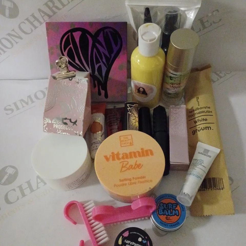 LOT OF APPROX. 20 ASSORTED HEALTH & BEAUTY PRODUCTS TO INCLUDE STILA ONE STEP SERUM, MAC MATTE LIPSTICK, VITAMIN BAKE SETTING POWDER, SLEEK LIP SHOT LIP GLOSS ETC. 