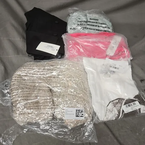 APPROXIMATELY 20 ASSORTED CLOTHING ITEMS IN VARIOUS STYLES AND SIZES 