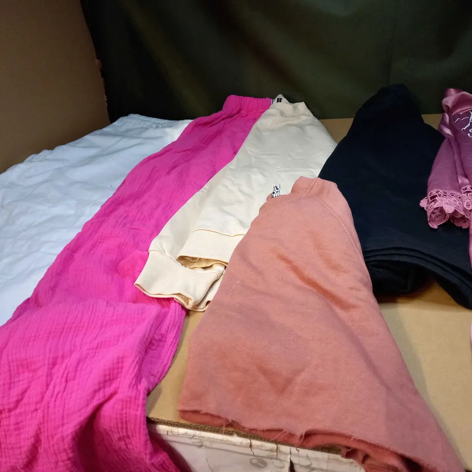 LOT OF APPROX 25 ASSORTED CLOTHING ITEMS VARYING IN SIZE/COLOUR/STYLE TO INCLUDE: TROUSERS, TOPS, DRESSES