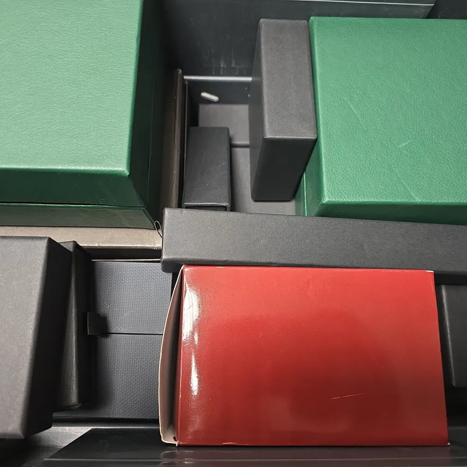 TOTE OF APPROXIMATELY 8 DESIGNER JEWELLERY BOXES IN VARIOUS SIZES & DESIGNS 