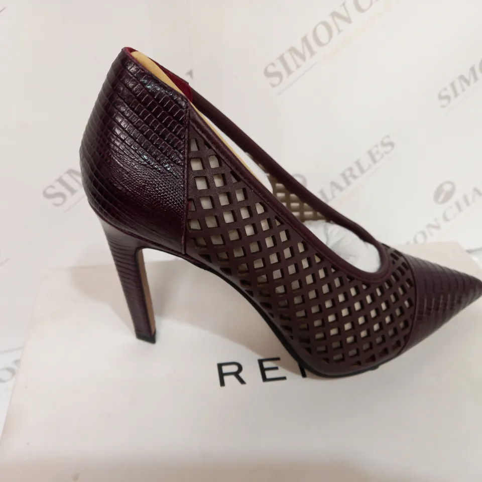 BOXED PAIR OF REISS CLOVER LIZARD SLIP-ON HEELS IN POMEGRANATE SIZE 3