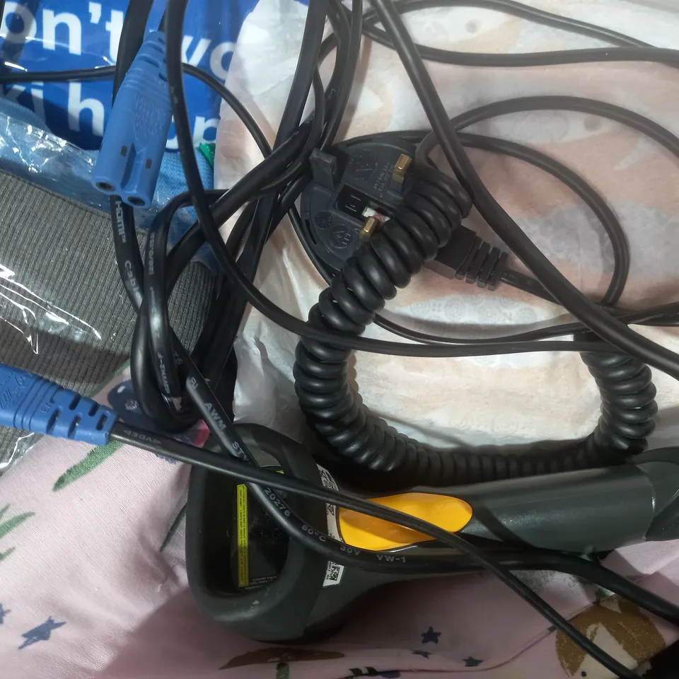 APPROXIMATELY 15 ASSORTED HOUSEHOLD ITEMS TO INCLUDE FAUX LEATHER PURSE, SAFETY GLOVES, ETC