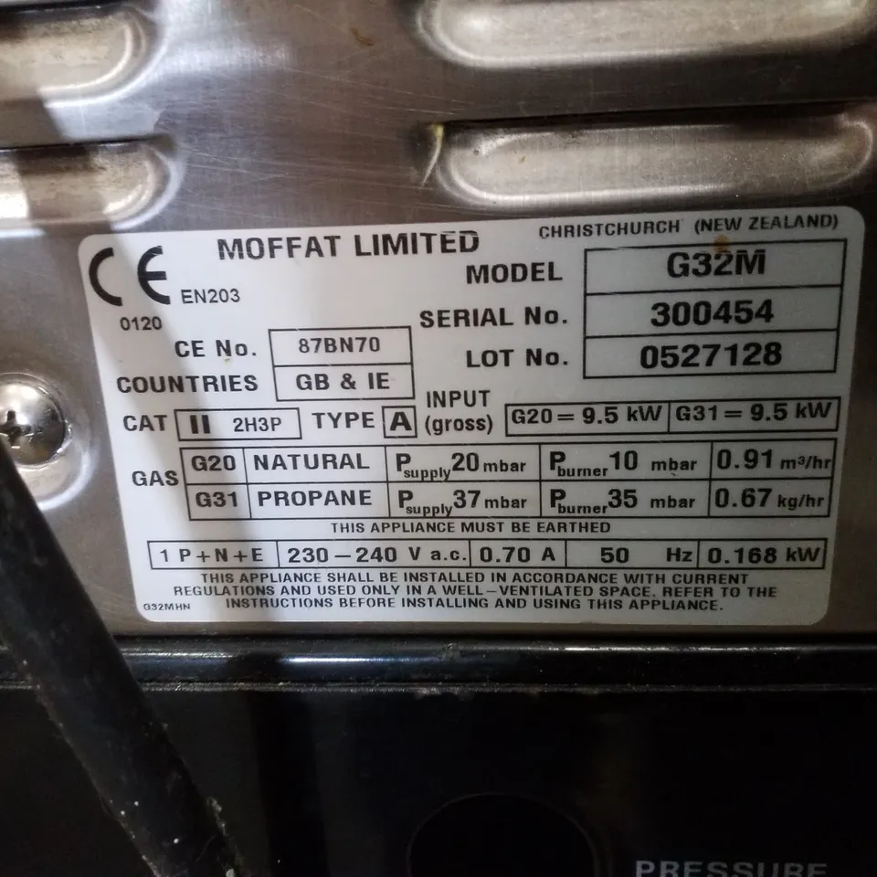 BLUE SEAL G32M CONVECTION OVEN ON STAND