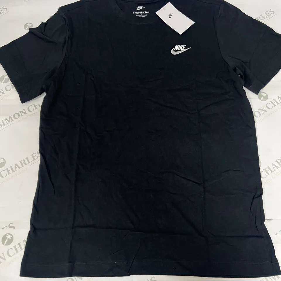 NIKE “THE NIKE TEE” SHORT SLEEVED T SHIRT IN BLACK SIZE M 