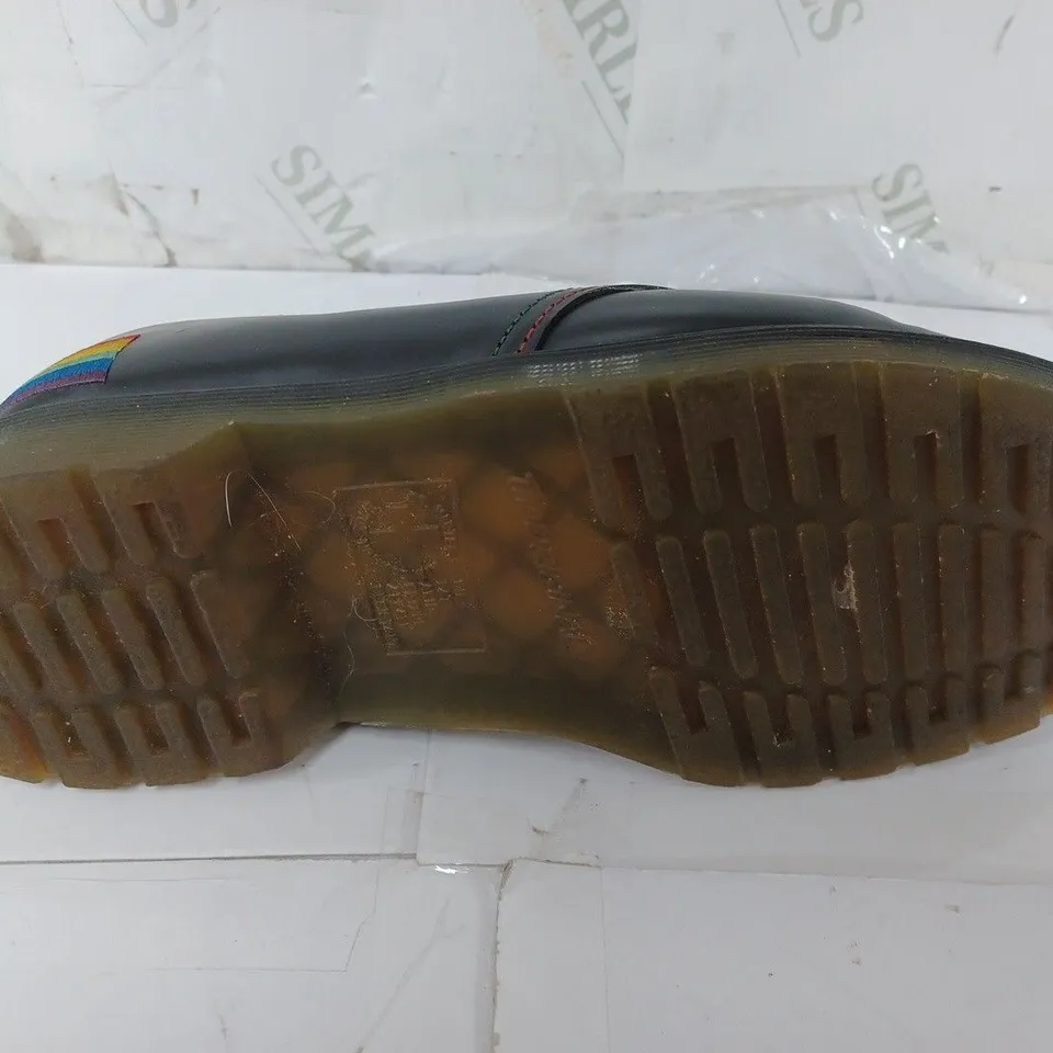 PAIR OF DR. AIRWAIR MARTENS THE ORIGINAL SHOES IN BLACK - UK 7