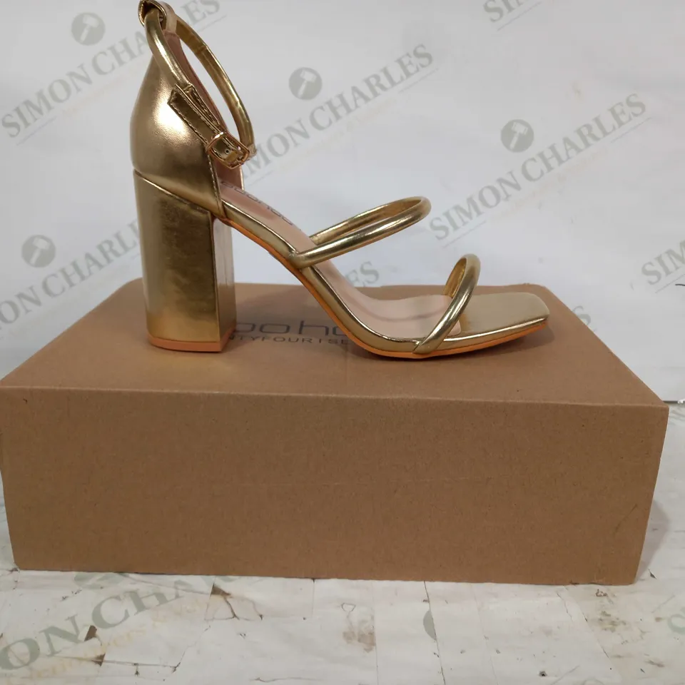 BOXED PAIR OF BOOHOO TRIPLE STRAP BLOCK HEEL SANDALS IN GOLD COLOUR EU SIZE 38