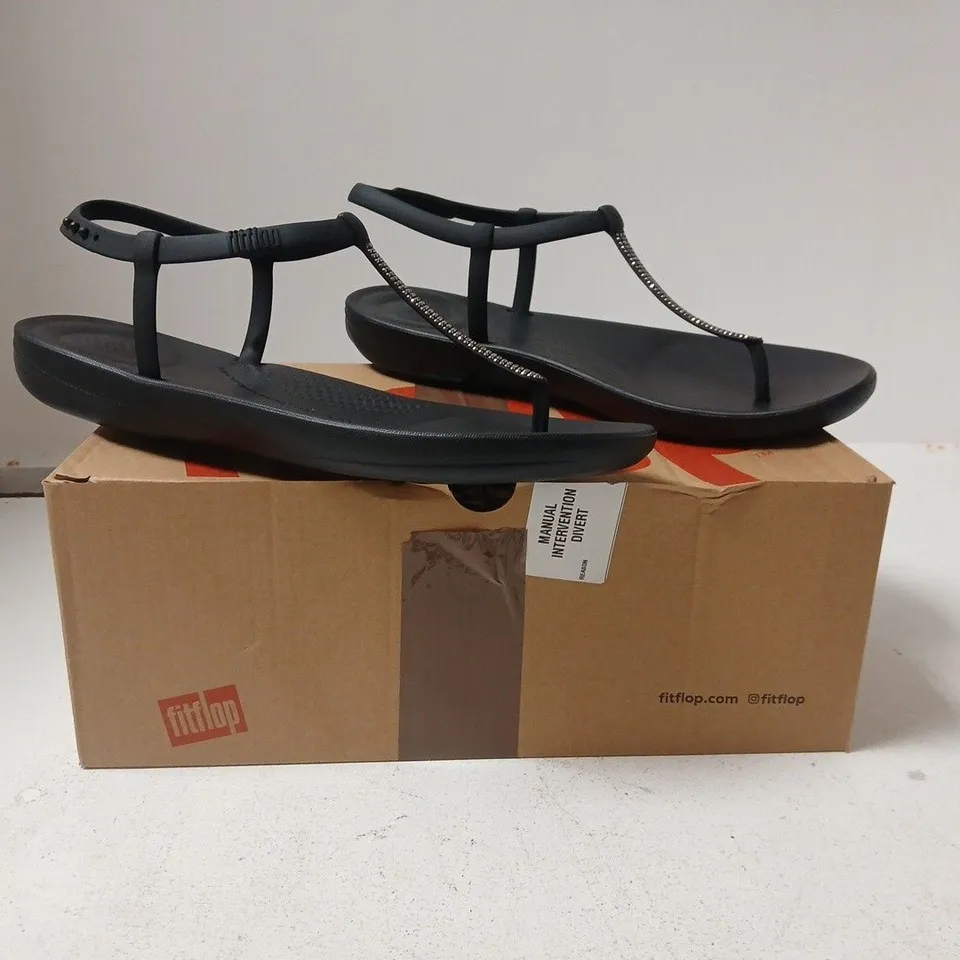 BOXED PAIR OF FITFLOP IQUSHION SPLASH SPARKLE T-STRAP SANDALS IN BLACK SIZE UK 8