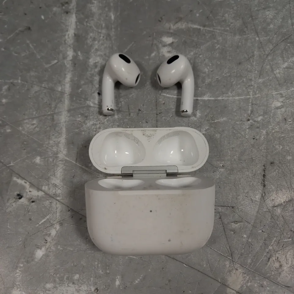 APPLE AIRPODS 3RD GEN A2566 IN WHITE